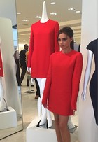 Victoria Beckham lança coleção de roupas em festa com famosos