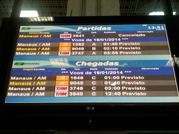 O painel mostrava o cancelamento do voo 3541; minutos depois, o mesmo voo aparecia como 'previsto' (Foto: Hamilton Vasconcelos/Arquivo pessoal)