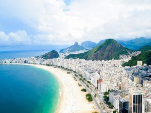 A fotógrafa Bruna Azeredo Basilio fez esta imagem da praia de Copacabana em um voo de helicóptero em 2012, com uma Nikon D5100 (Foto: Bruna Azeredo Basilio/VC no G1)