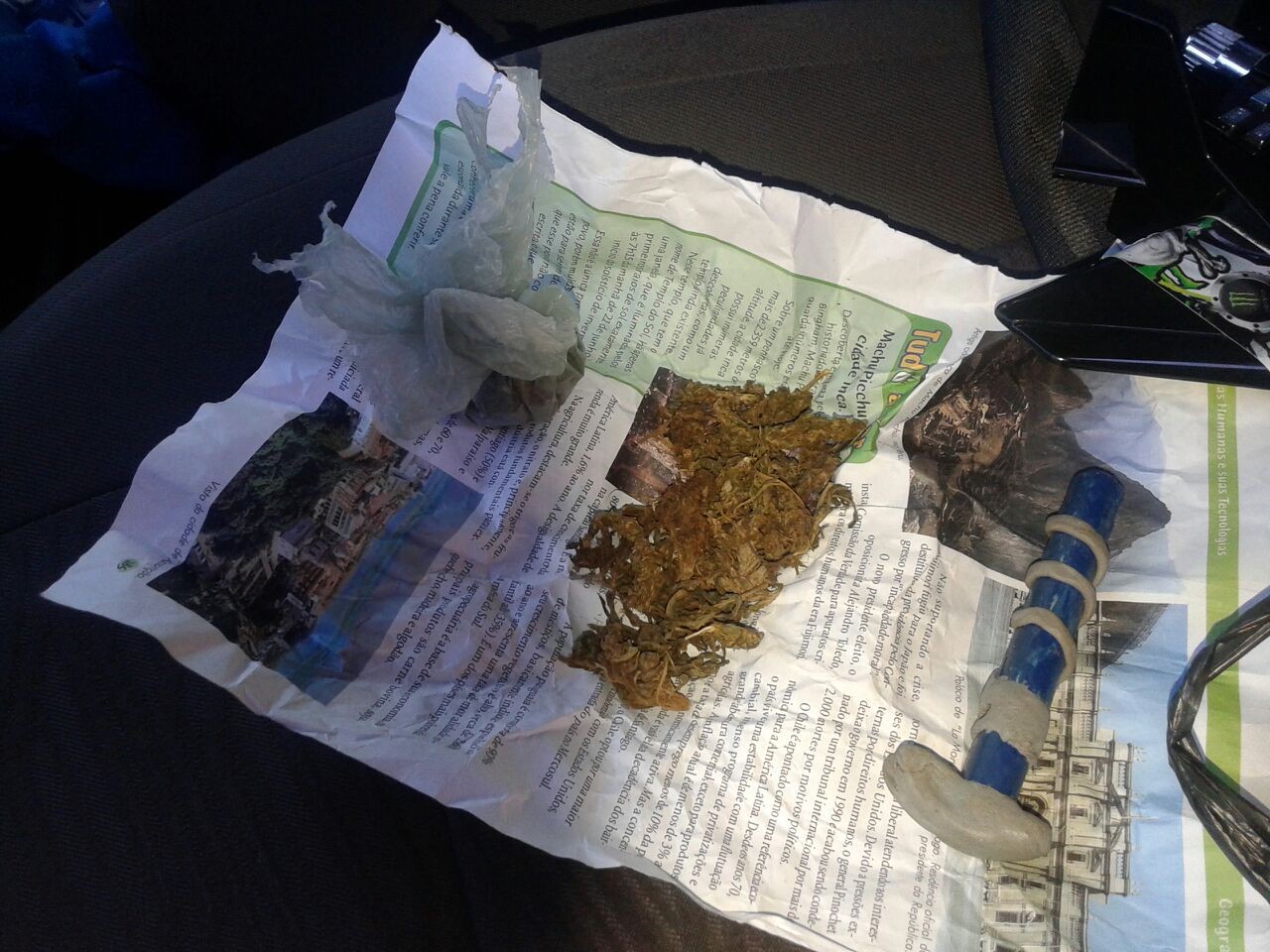 Maconha e cachimbo de crack apreendidos em Buíque, Pernambuco (Foto: Divulgação/ Polícia Militar)