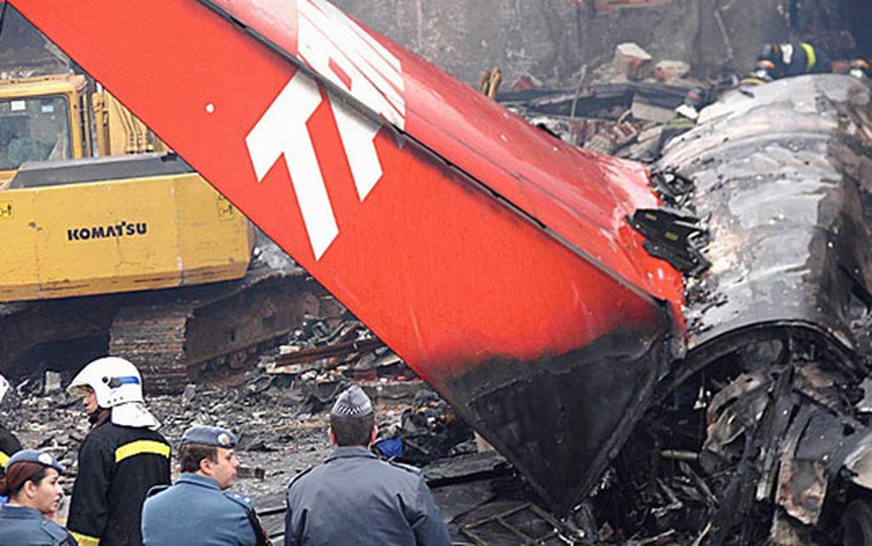Avião da TAM explodiu após bater em prédio da companhia (Foto: Isabela Noronha/G1)