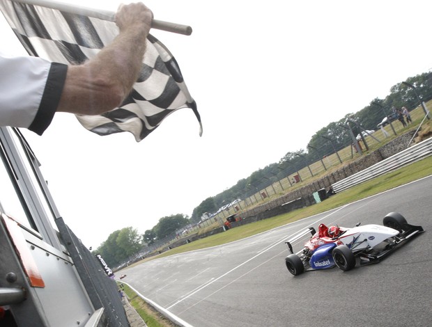 Pietro Fittipaldi recebe a bandeira quadriculada para sua primeira vitória na Europa (Foto: Divulgação)