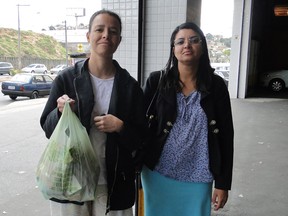 Irmãs encontram dificuldade para fornecimento de sacolas biodegradáveis. (Foto: Carolina Farah/G1)