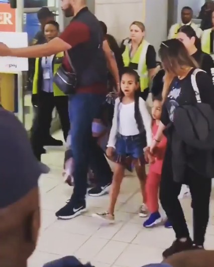 Beyoncé e Jay Z desembarcam na África com os filhos (Foto: Instagram) Beyoncé e Jay Z desembarcam na África com os filhos (Foto: Instagram)