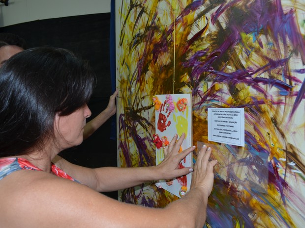 Deficientes visuais são os autores das telas de pintura em óleo sobre tela (Foto: Emily Costa/G1)