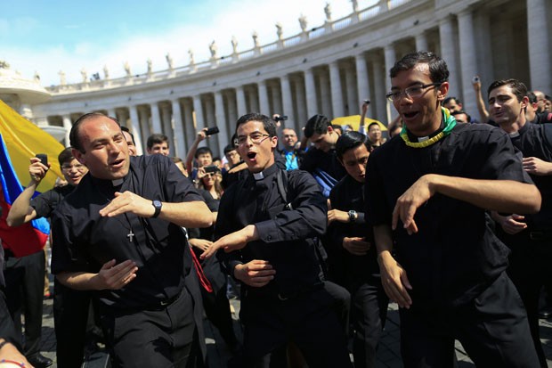 Padres dançam enquanto esperam a canonização dos Papas (Foto: Tony Gentile/Reuters)