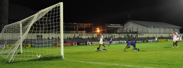 Piauí 4 x 2 Barras - Campeonato Piauiense 2013 - Fabiano comemorando gol (Foto: Renan Morais/GLOBOESPORTE.COM)
