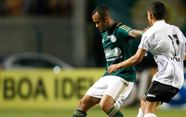 Wesley volta decidindo jogo e tem até discussão com Lúcio minimizada