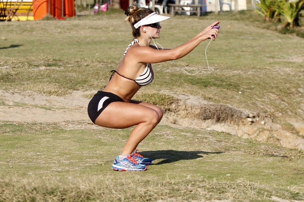 Laura Keller se exercita em praia carioca (Foto: Marcos Ferreira/Foto Rio News)