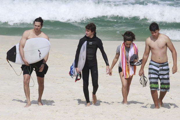 Vladmir Brichta e filho de Adriana Esteves surfando no Rio (Foto: Dilson Silva/Agnews)