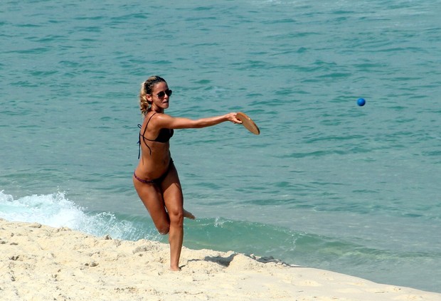 Fernanda de Freitas foi a praia da Barra da Tujuca com o namorado (Foto: Marcus Pavão/Agnews)