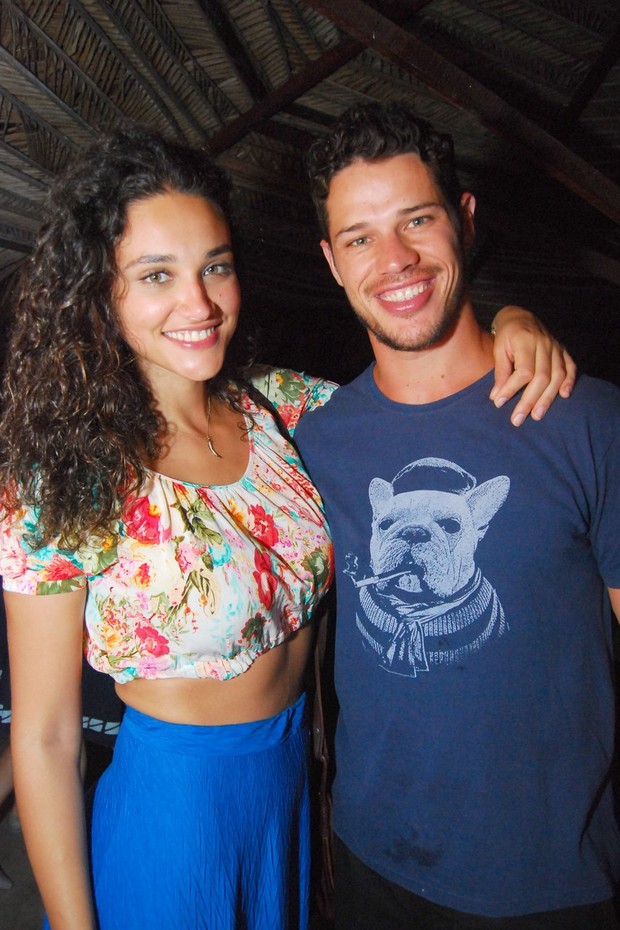 Débora Nascimento e José Loreto em Fernando de Noronha (Foto: Marcelo Loureiro/PhotoNews)