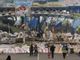 Curiosos observam barricada montada por opositores ao presidente da Ucrânia,  Viktor Yanukovich, na Praça da Independência em Kiev. Milhares de manifestantes tem se reunido no local para protestar contra o governo, por se afastar cada vez mais da UE