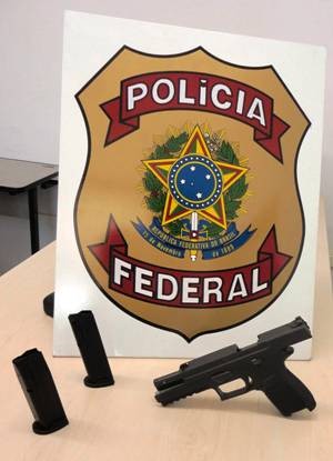 Arma estava escondida no forro da blusa do suspeito (Foto: Divulgação / Polícia Federal)
