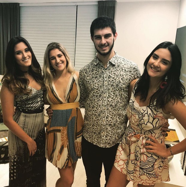 Vinicius, Laura e Beatriz com amigos (Foto: Reprodução/Instagram)