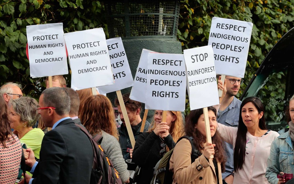 Um grupo fez uma manifestação em Oslo, na frente do prédio onde Temer e Erna, exibindo cartazes sobre democracia, direitos humanos e indígenas. (Foto: Håkon Mosvold Larsen / NTB scanpix / AFP Photo)