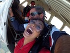Amanda Djehdian e Clara Aguilar saltam de paraquedas