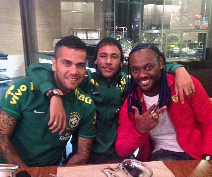 Neymar e Daniel Alves com Vagner Love na China (Foto: Reprodução / Instagram)