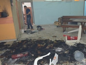 Adolescentes queimam colchão e fazem reféns em rebelião em Jaru, RO (Foto: Maico Gean/Jaru Online)