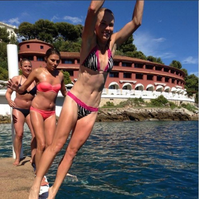 caroline wozniacki na praia com as amigas (Foto: Reprodução/Twitter)