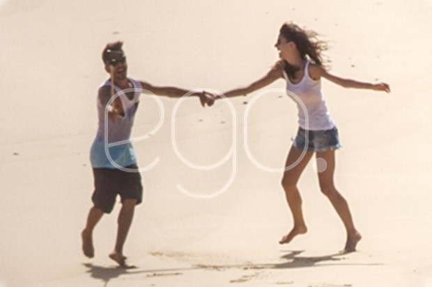 Junior Lima e a mulher na praia do Leão (Foto: EGO)