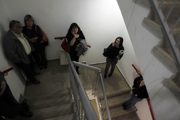 Israelenses se protegem em escada de prédio de hospital após ouvirem sirenes antiaéreas nesta sexta-feira (16) em Jerusalém (Foto: Reuters)