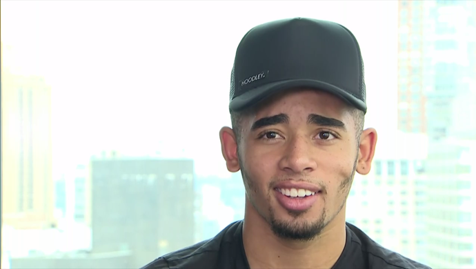 Verdão na cabeça: antes de entrevista, Gabriel Jesus brinca: 