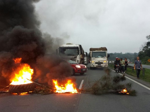Manifestantes atearam fogo em pneus e causaram lentidão na BR-277 (Foto: Divulgação / PRF)