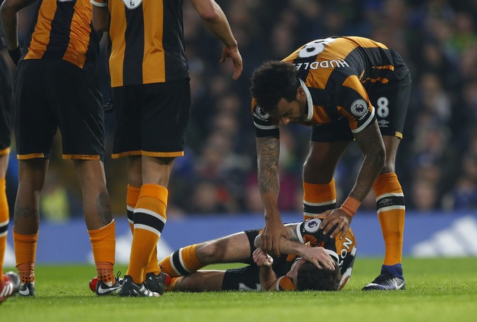 Mason caído no chão após choque com Cahill (Foto: Reuters)