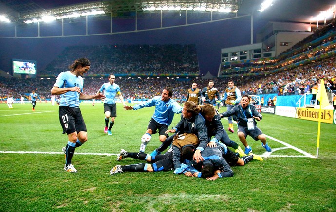 Luis Suarez comemoração Uruguai contra Inglaterra (Foto: Reuters)