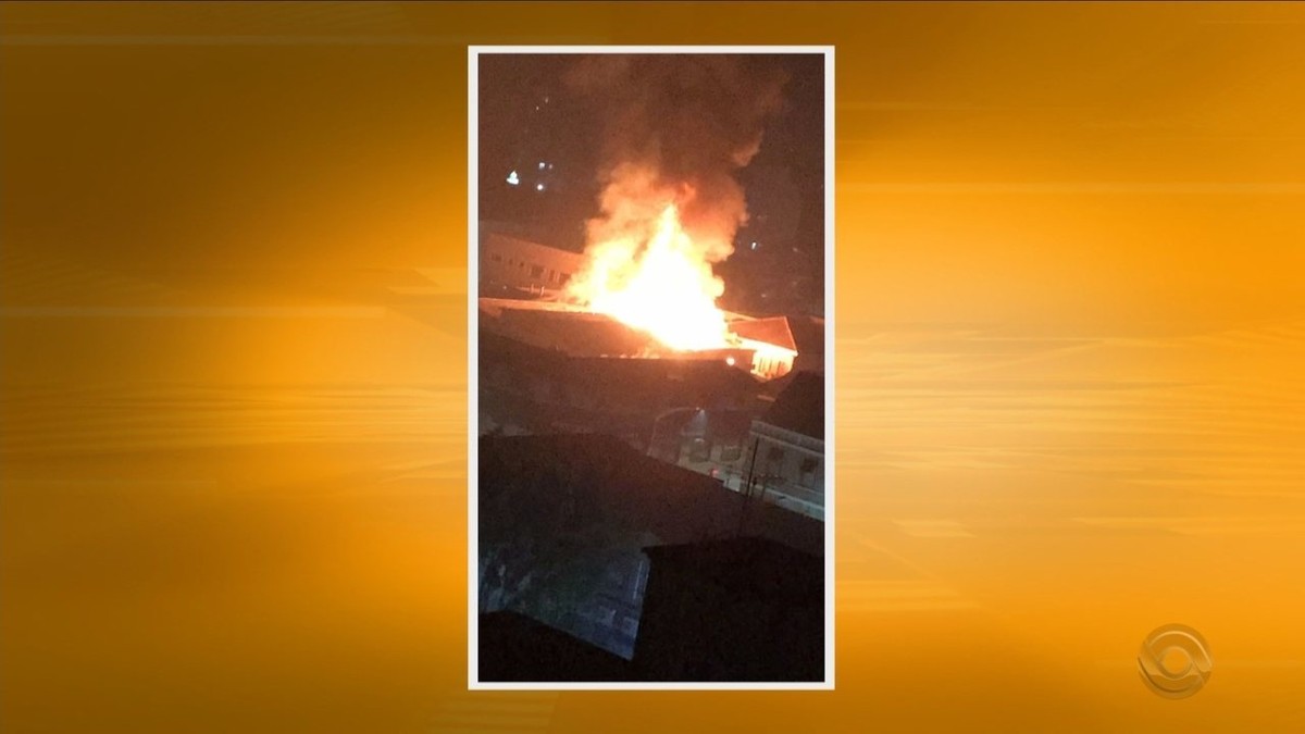Incêndio destrói prédio de empresa em Joinville - Globo.com
