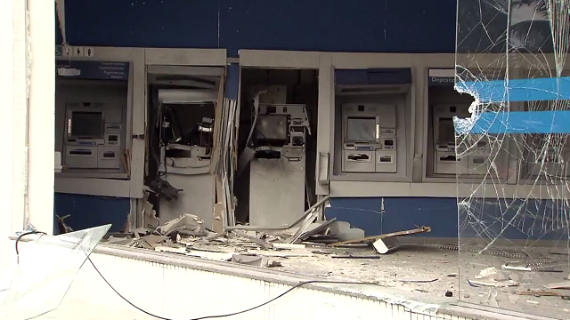 Caixas eletrônicos destruídos após ataques de bandidos (Foto: Reprodução/TV Tribuna)
