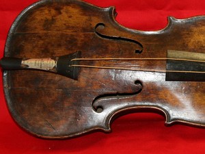 Violino de maestro do Titanic é encontrado 101 anos após o naufrágio (Foto: AP)