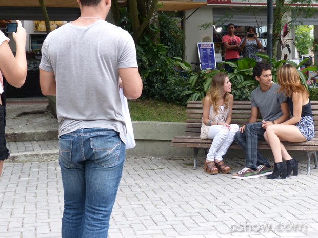 Pedestres registram a discussão entre os três (Foto: Malhação / TV Globo)