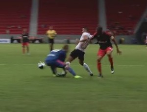 André, Lucas e Weverton. Vote no lance mais bizarro do meio de semana