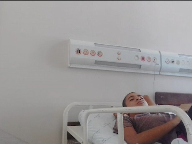 Sem vaga em UTI, jovem com tumor espera por cirurgia que pode salvá-lo (Foto: Reprodução/TV Anhanguera)
