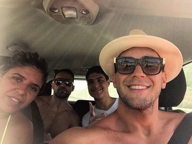 EGO Sem camisa André Marques posa para selfie de óculos escuros e