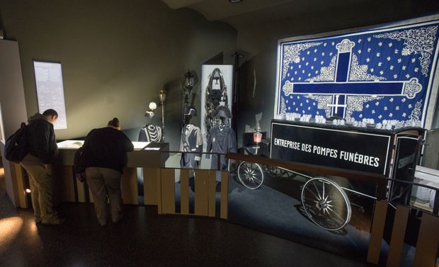 Visitantes em uma das salas do museu (Foto: Joe Klamar/AFP)