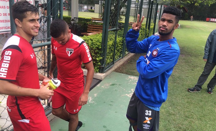 Ewandro conversa com jogadores do São Paulo (Foto: Marcelo Hazan)