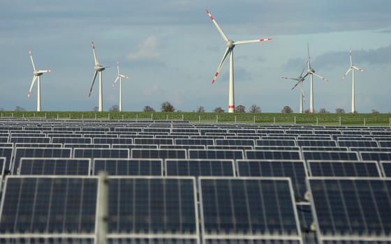 Turbinas eólicas e painéis solares em Werder, Alemanha (Foto: Sean Gallup/Getty Images)