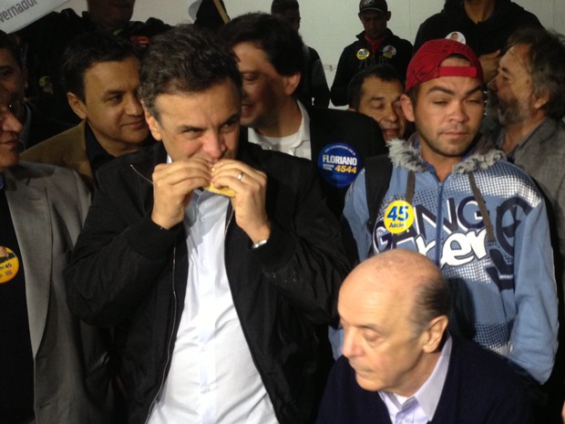 Aécio Neves toma café da manhã com operários da construção civil em São Paulo (Foto: Glauco Araújo/G1) Aécio Neves toma café da manhã com operários da construção civil em São Paulo (Foto: Glauco Araújo/G1)