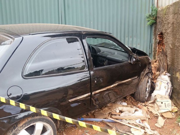 Carro batido contra portão depois de homem passar mal no DF (Foto: Samu/Divulgação)