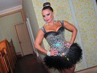 Viviane Araújo arranca suspiros com look 'Cisne negro' em evento gay