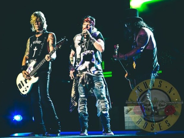 Integrantes da formação clássica do Gun N' Roses (a partir da esquerda): Duff McKagan (baixo), Axl Rose (vocal) e Slash (guitarra), em show em Washington, nos Estados Unidos, em 26 de junho (Foto: Divulgação)