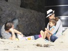 Em meio a polêmica com ex, Halle Berry brinca na praia com filha e noivo