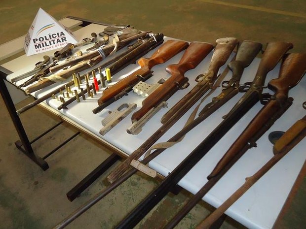 A polícia apreendeu três revólveres, três garruchas, oito espingardas e dois rifles. (Foto: Divulgação/PM)