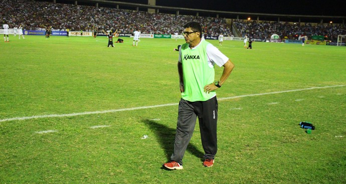 Flávio Araújo, técnico do River-PI  (Foto: Abdias Bideh/GloboEsporte.com)