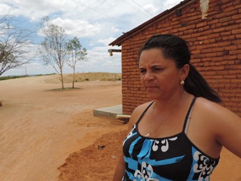Trilhos vão passar a poucos metros da casa de Rosélia Vieira. (Foto: Katherine Coutinho/G1)