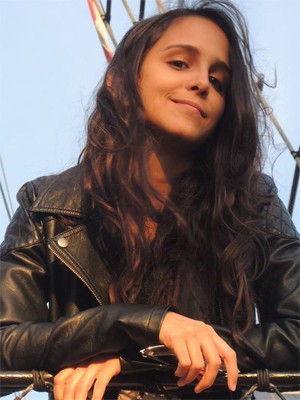 Gabrielle Campos, de 22 anos, de Recife, achou amigos para ir a festival no grupo 'Lollalone' (Foto: Arquivo Pessoal)