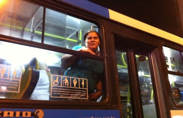 A auxiliar de limpenza, Silvia Felix da Silva, 52, era uma das muitas passageiras que ficou presa nos muitos ônibus parados nas vias pelas quais o protesto passava. (Foto: Helton Simões Gomes/G1)